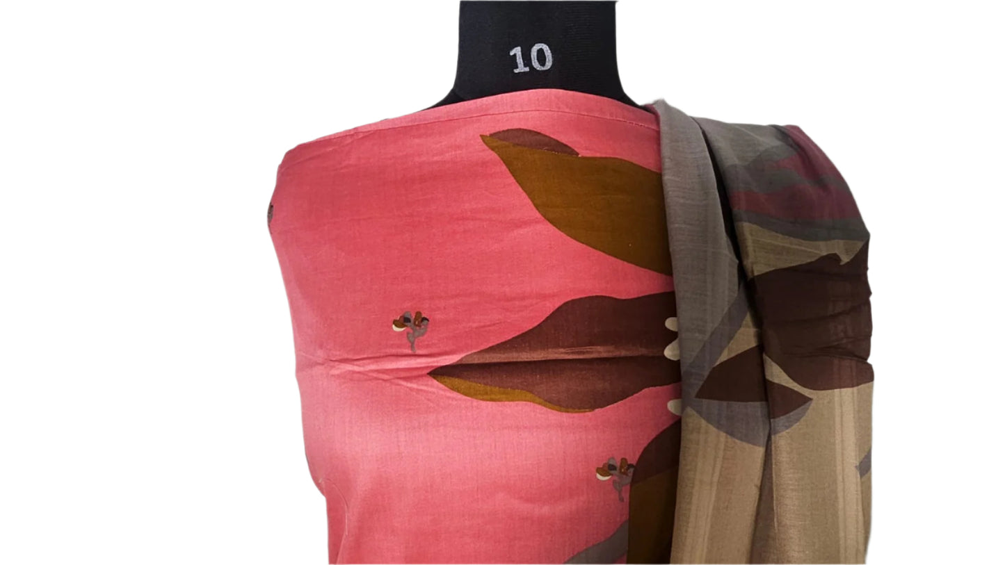 ऑफ-व्हाइट आर्किड किस के साथ मैजेंटा पुष्प प्रिंट फ्रिल्ड नाइटी।