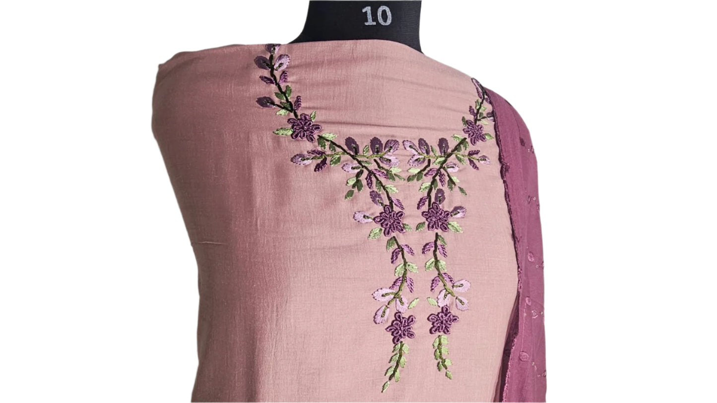 ऑफ-व्हाइट आर्किड किस के साथ मैजेंटा पुष्प प्रिंट फ्रिल्ड नाइटी।