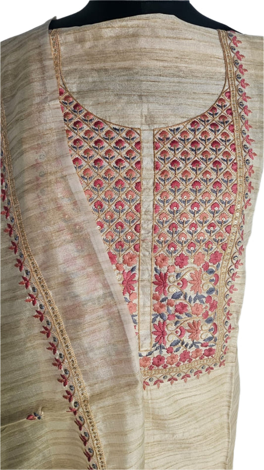 ऑफ-व्हाइट आर्किड किस के साथ मैजेंटा पुष्प प्रिंट फ्रिल्ड नाइटी।