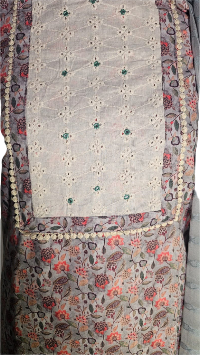 ऑफ-व्हाइट आर्किड किस के साथ मैजेंटा पुष्प प्रिंट फ्रिल्ड नाइटी।