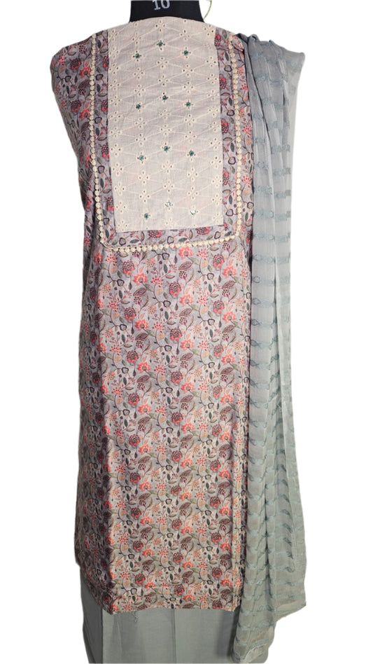 ऑफ-व्हाइट आर्किड किस के साथ मैजेंटा पुष्प प्रिंट फ्रिल्ड नाइटी।