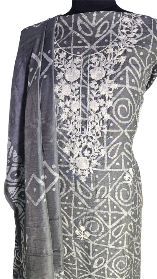 ऑफ-व्हाइट आर्किड किस के साथ मैजेंटा पुष्प प्रिंट फ्रिल्ड नाइटी।