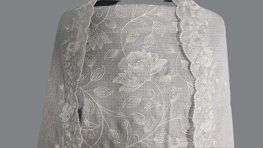 ऑफ-व्हाइट आर्किड किस के साथ मैजेंटा पुष्प प्रिंट फ्रिल्ड नाइटी।