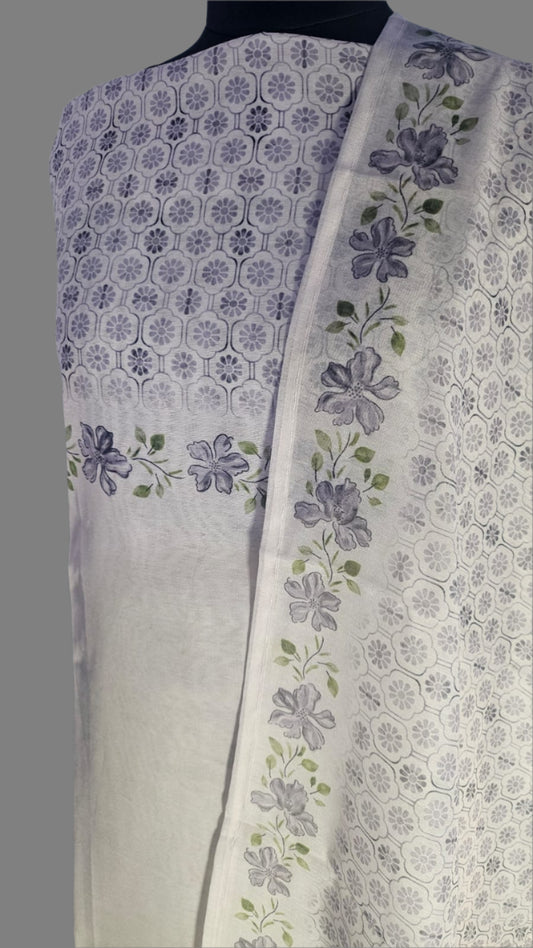 ऑफ-व्हाइट आर्किड किस के साथ मैजेंटा पुष्प प्रिंट फ्रिल्ड नाइटी।