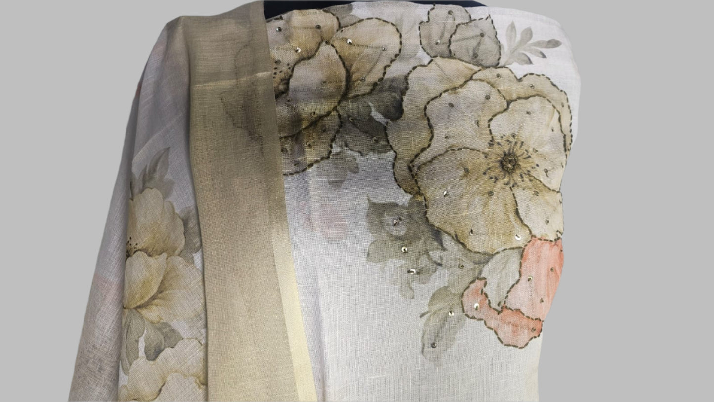 ऑफ-व्हाइट आर्किड किस के साथ मैजेंटा पुष्प प्रिंट फ्रिल्ड नाइटी।