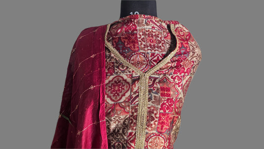 ऑफ-व्हाइट आर्किड किस के साथ मैजेंटा पुष्प प्रिंट फ्रिल्ड नाइटी।