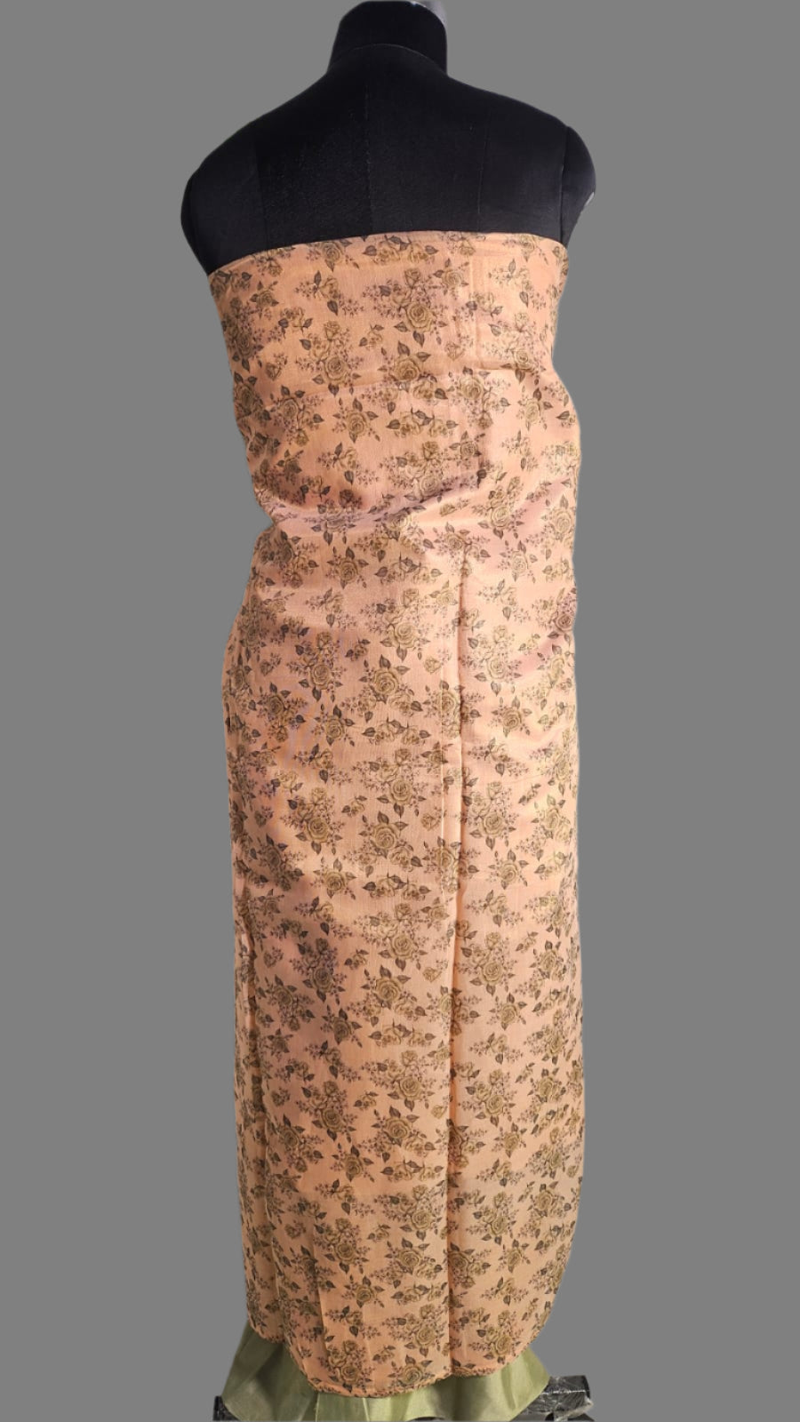 ऑफ-व्हाइट आर्किड किस के साथ मैजेंटा पुष्प प्रिंट फ्रिल्ड नाइटी।