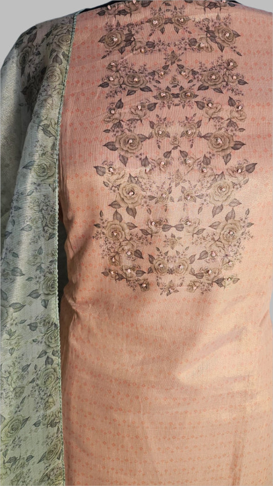 ऑफ-व्हाइट आर्किड किस के साथ मैजेंटा पुष्प प्रिंट फ्रिल्ड नाइटी।