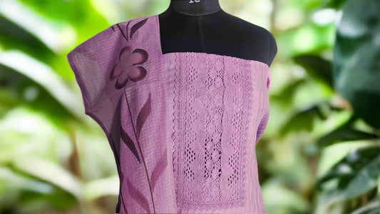 ऑफ-व्हाइट आर्किड किस के साथ मैजेंटा पुष्प प्रिंट फ्रिल्ड नाइटी।