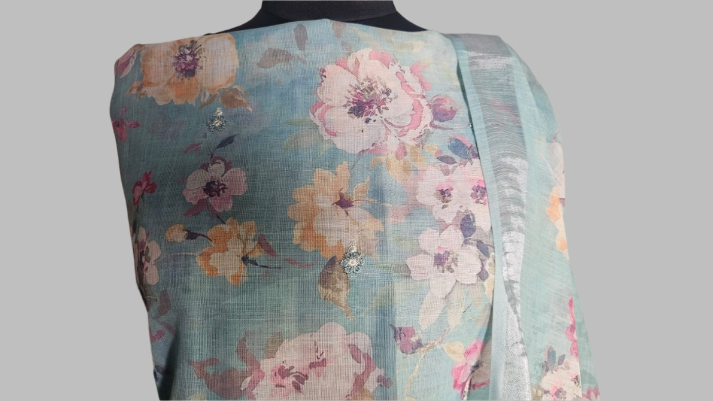 ऑफ-व्हाइट आर्किड किस के साथ मैजेंटा पुष्प प्रिंट फ्रिल्ड नाइटी।