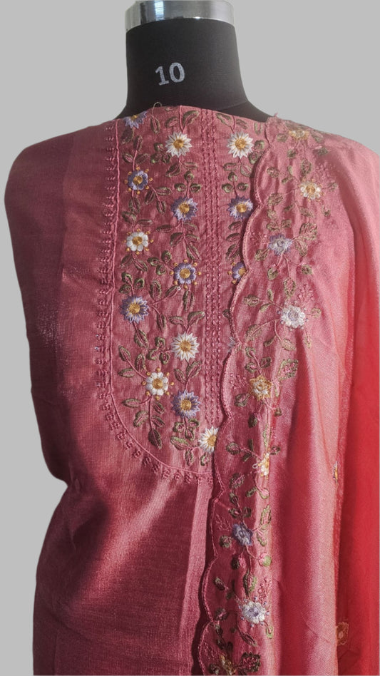 ऑफ-व्हाइट आर्किड किस के साथ मैजेंटा पुष्प प्रिंट फ्रिल्ड नाइटी।