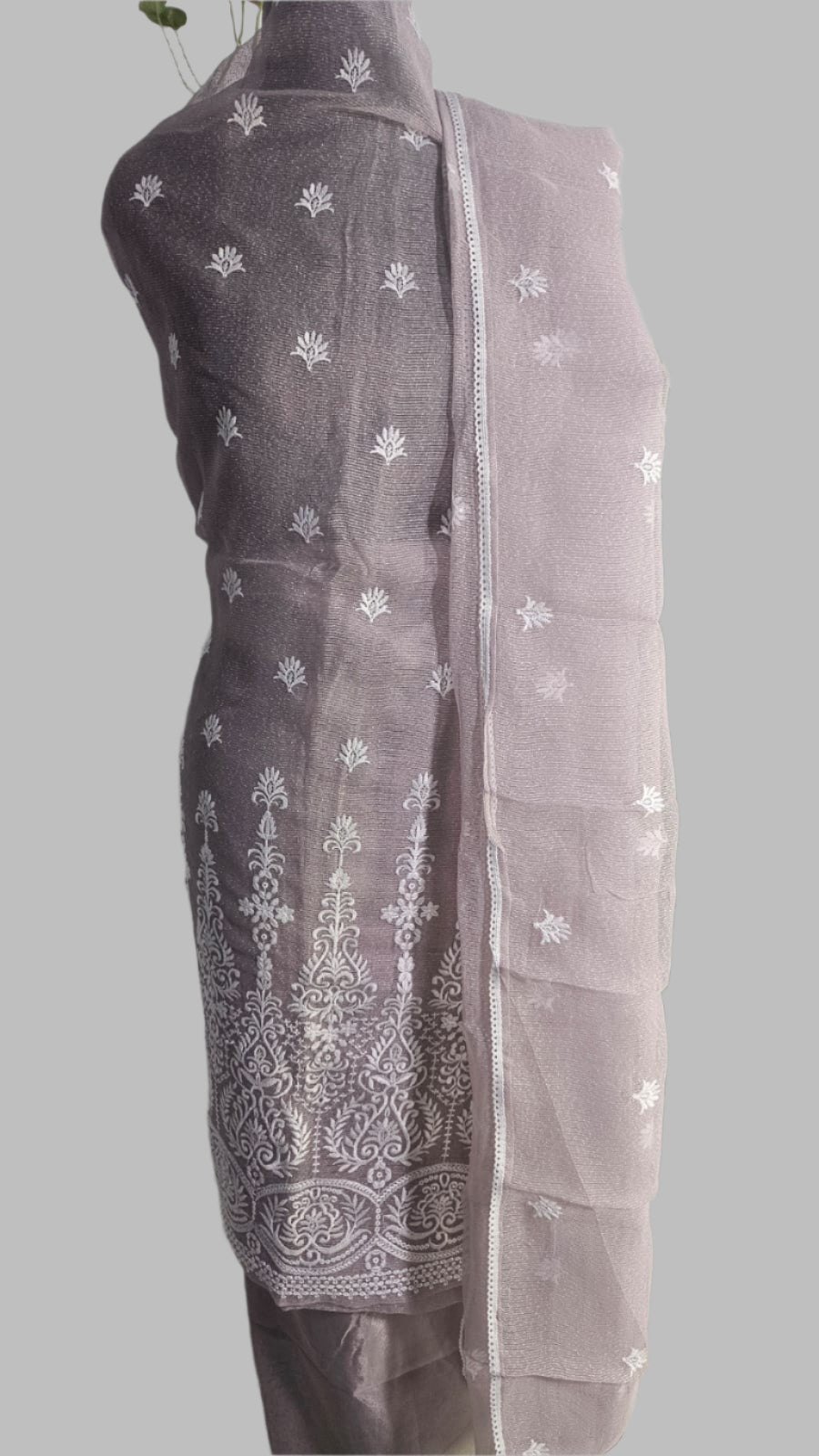 ऑफ-व्हाइट आर्किड किस के साथ मैजेंटा पुष्प प्रिंट फ्रिल्ड नाइटी।