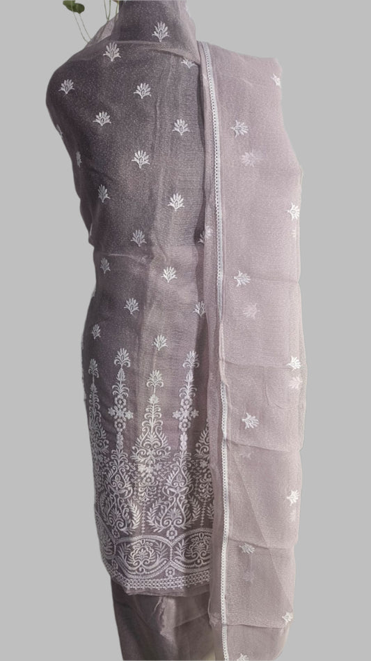 ऑफ-व्हाइट आर्किड किस के साथ मैजेंटा पुष्प प्रिंट फ्रिल्ड नाइटी।