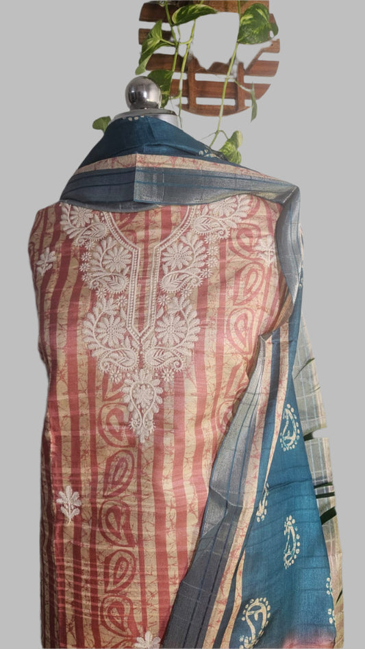 ऑफ-व्हाइट आर्किड किस के साथ मैजेंटा पुष्प प्रिंट फ्रिल्ड नाइटी।