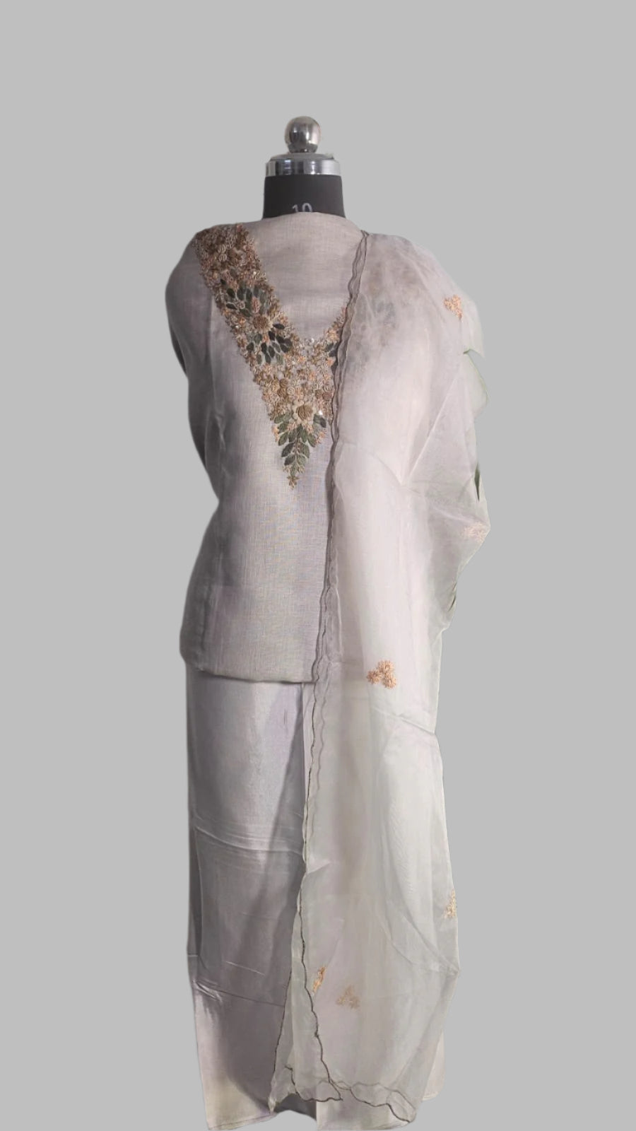 ऑफ-व्हाइट आर्किड किस के साथ मैजेंटा पुष्प प्रिंट फ्रिल्ड नाइटी।