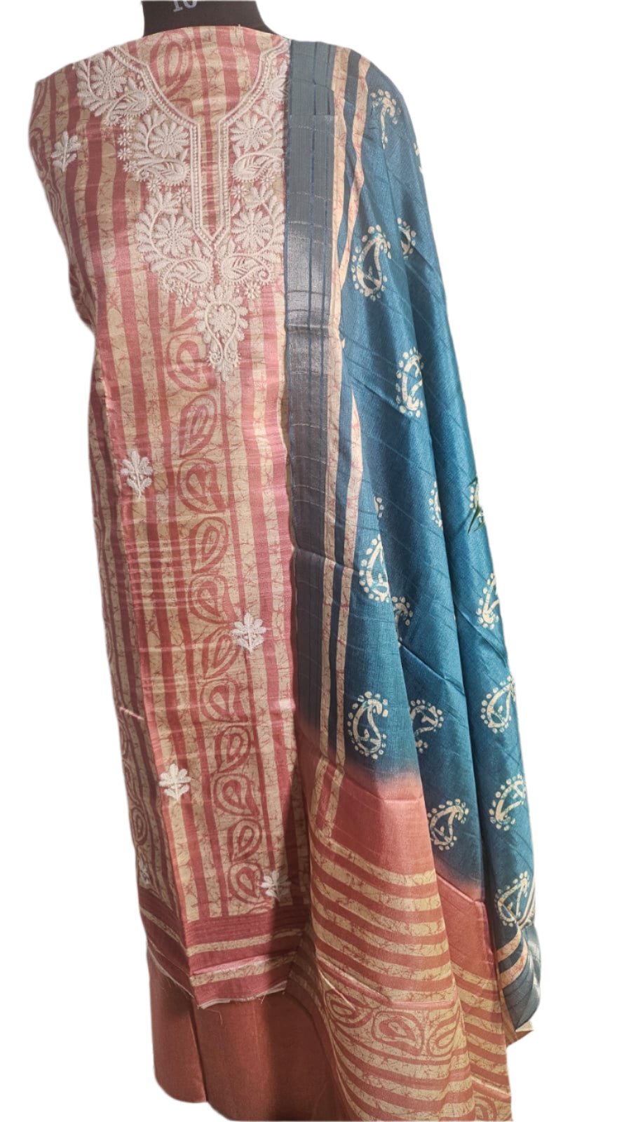 ऑफ-व्हाइट आर्किड किस के साथ मैजेंटा पुष्प प्रिंट फ्रिल्ड नाइटी।