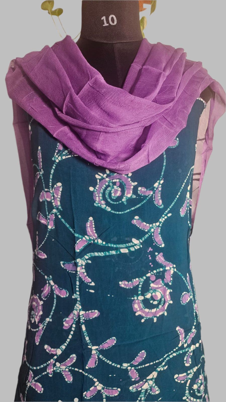 ऑफ-व्हाइट आर्किड किस के साथ मैजेंटा पुष्प प्रिंट फ्रिल्ड नाइटी।