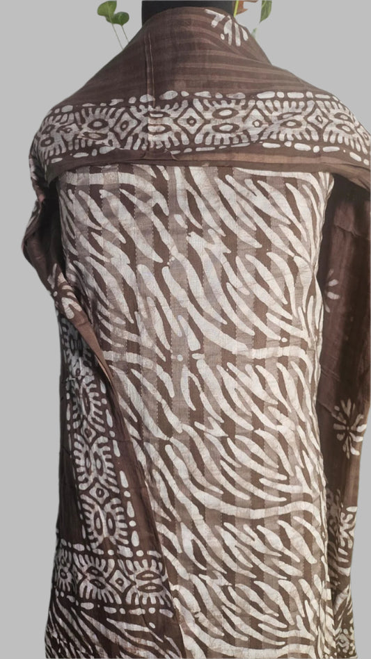 ऑफ-व्हाइट आर्किड किस के साथ मैजेंटा पुष्प प्रिंट फ्रिल्ड नाइटी।