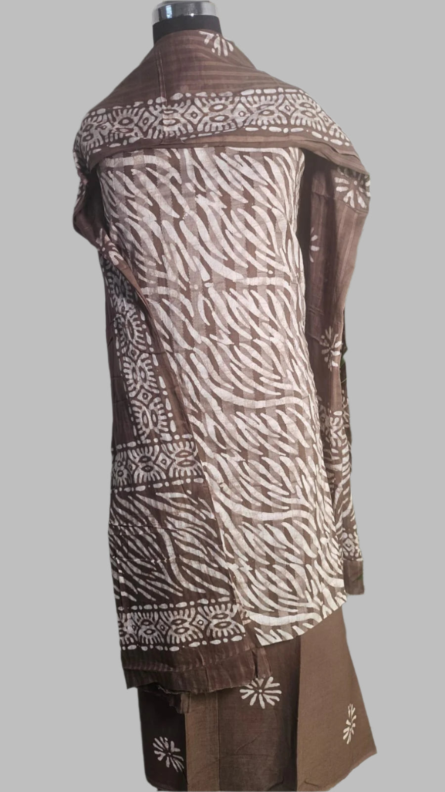 ऑफ-व्हाइट आर्किड किस के साथ मैजेंटा पुष्प प्रिंट फ्रिल्ड नाइटी।