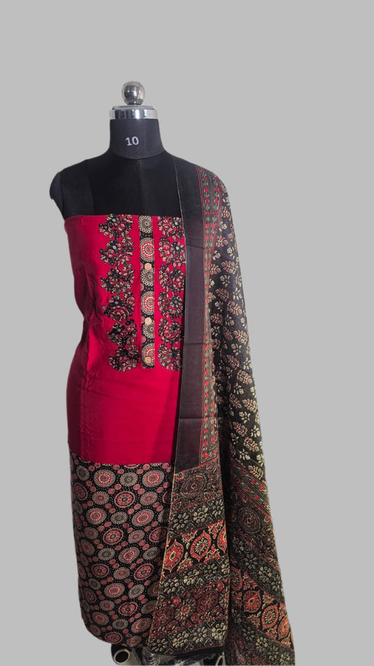 ऑफ-व्हाइट आर्किड किस के साथ मैजेंटा पुष्प प्रिंट फ्रिल्ड नाइटी।