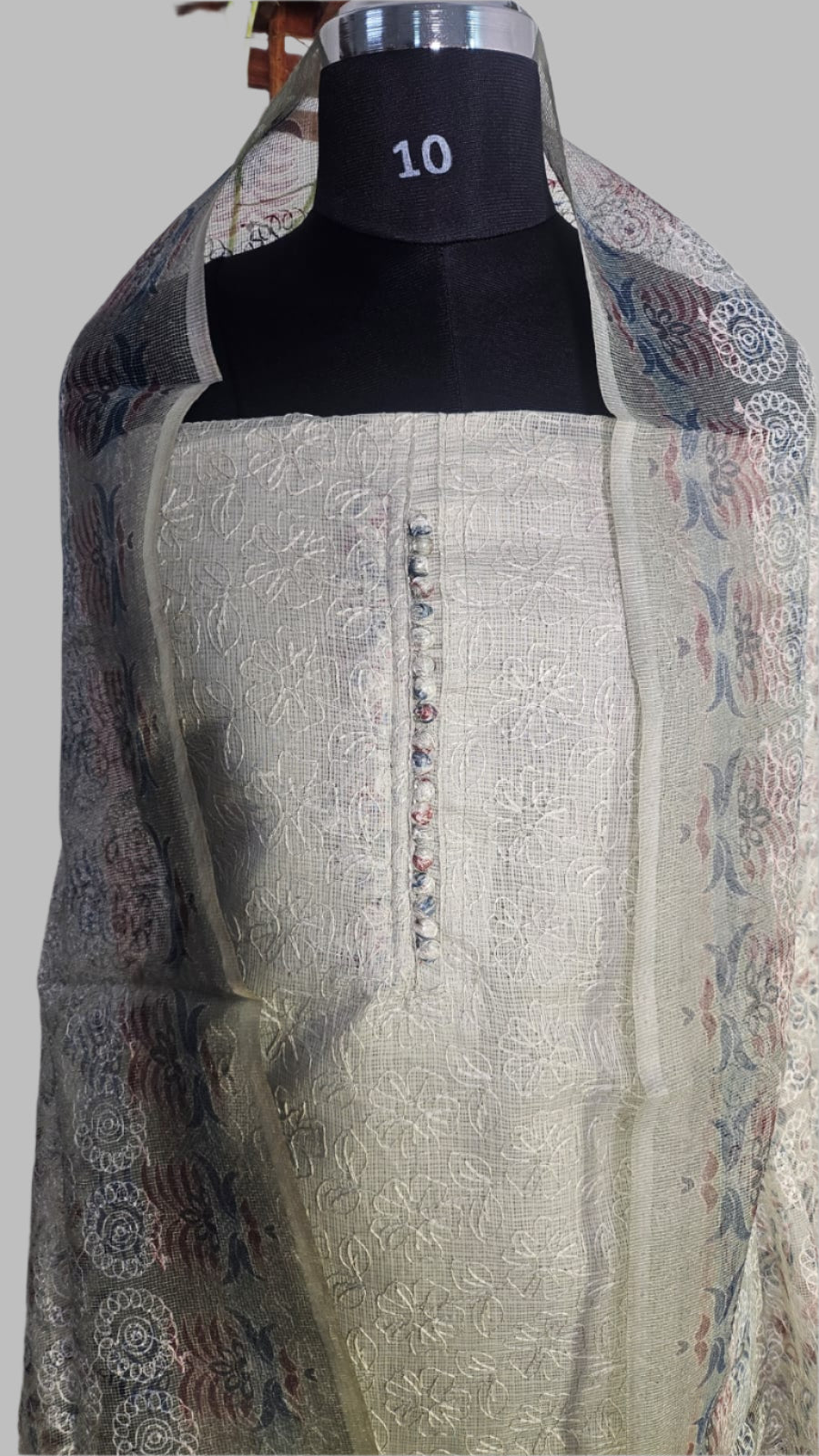 ऑफ-व्हाइट आर्किड किस के साथ मैजेंटा पुष्प प्रिंट फ्रिल्ड नाइटी।