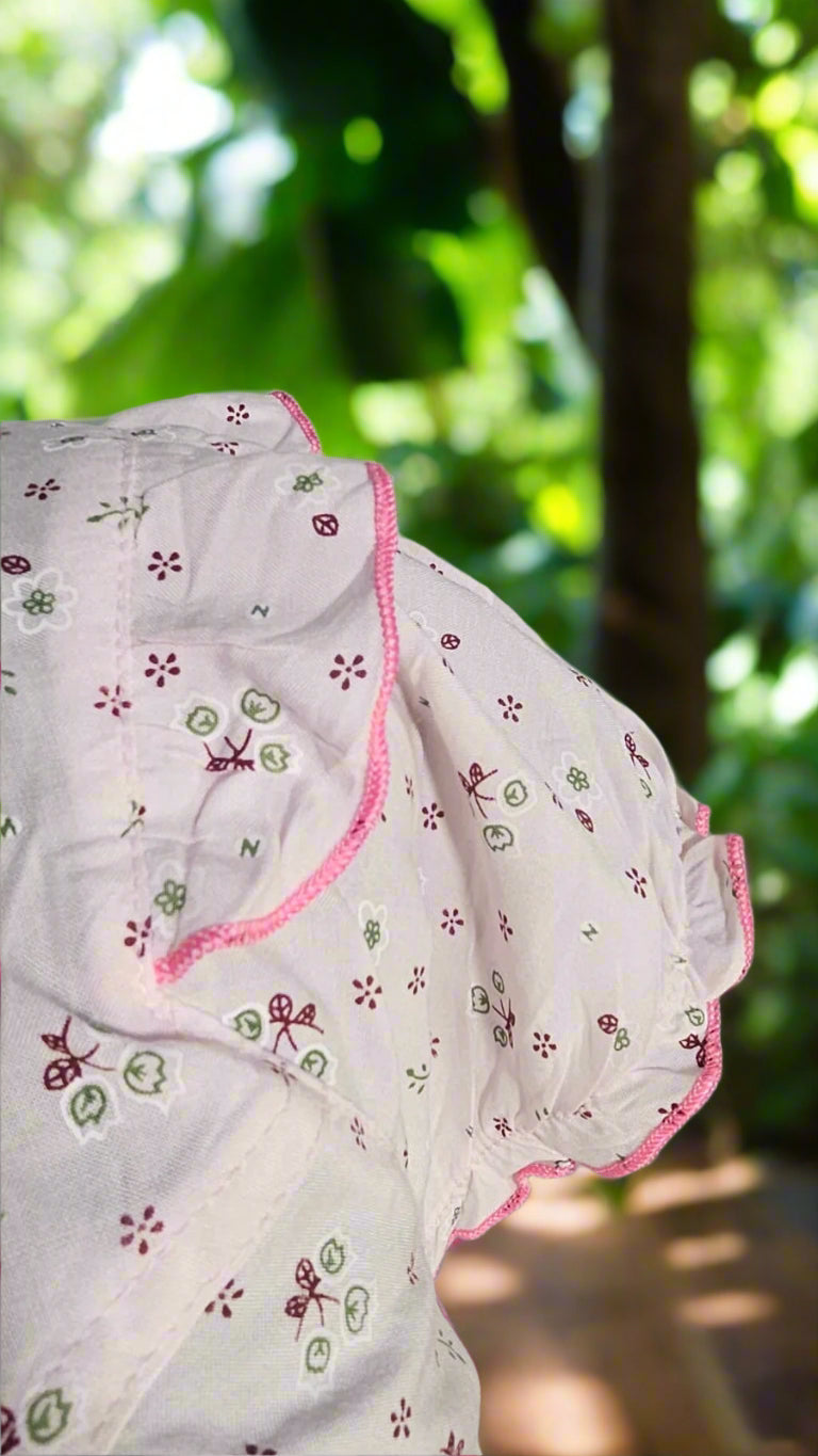 ऑफ-व्हाइट आर्किड किस के साथ मैजेंटा पुष्प प्रिंट फ्रिल्ड नाइटी।