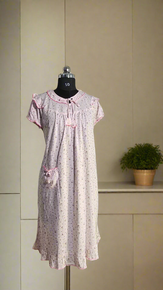 ऑफ-व्हाइट आर्किड किस के साथ मैजेंटा पुष्प प्रिंट फ्रिल्ड नाइटी।