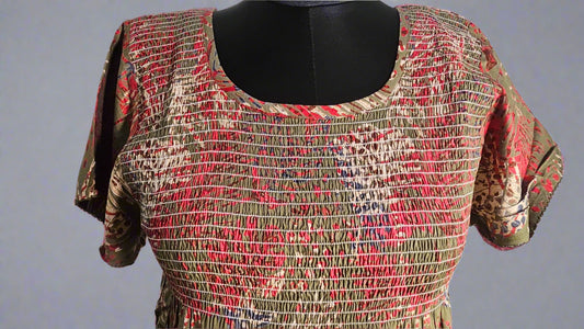 ऑफ-व्हाइट आर्किड किस के साथ मैजेंटा पुष्प प्रिंट फ्रिल्ड नाइटी।