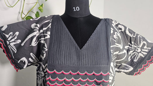 ऑफ-व्हाइट आर्किड किस के साथ मैजेंटा पुष्प प्रिंट फ्रिल्ड नाइटी।