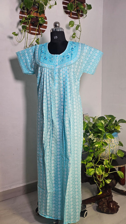 ऑफ-व्हाइट आर्किड किस के साथ मैजेंटा पुष्प प्रिंट फ्रिल्ड नाइटी।