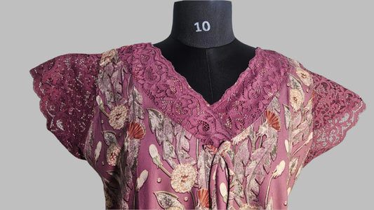 ऑफ-व्हाइट आर्किड किस के साथ मैजेंटा पुष्प प्रिंट फ्रिल्ड नाइटी।