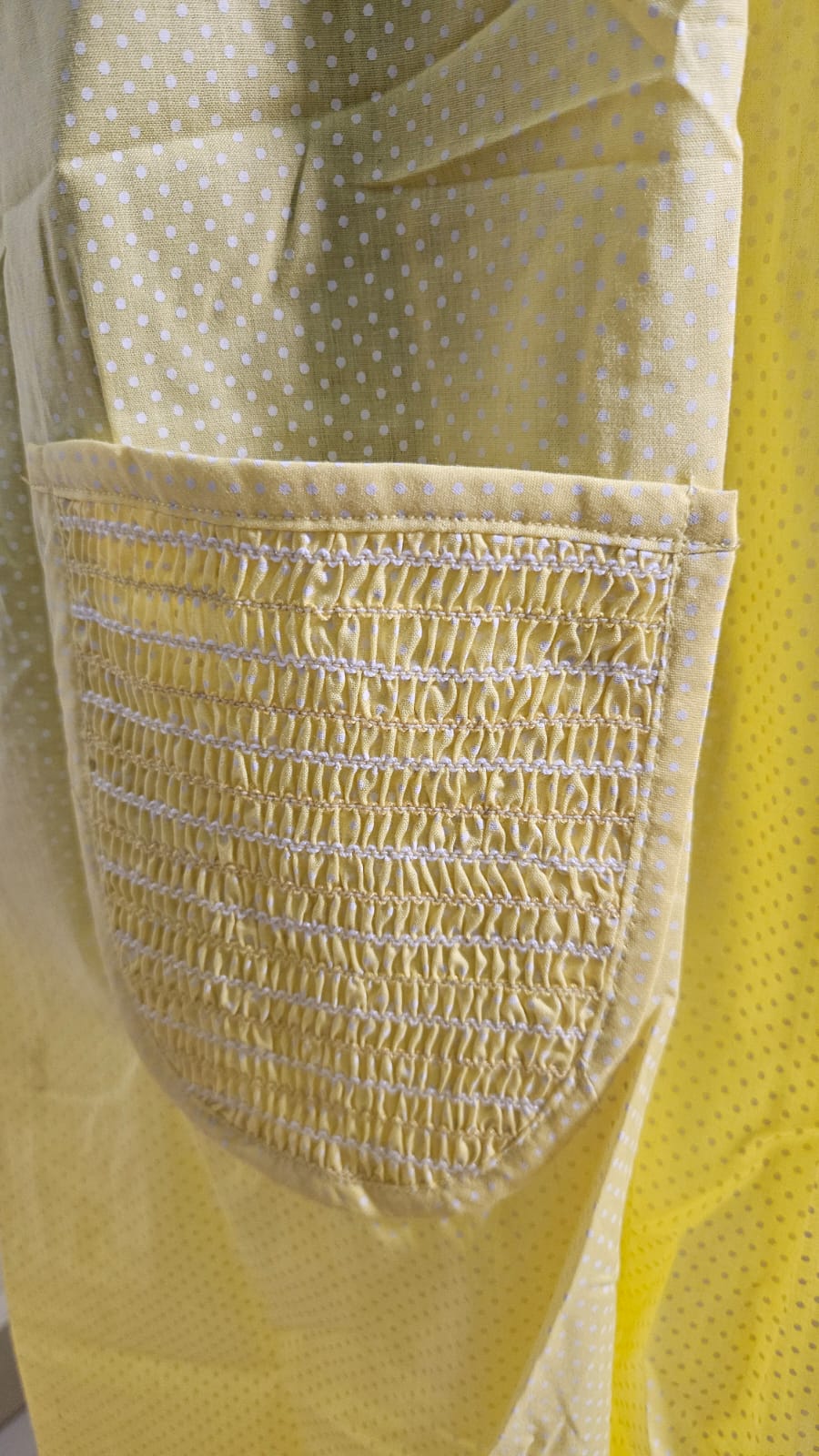 ऑफ-व्हाइट आर्किड किस के साथ मैजेंटा पुष्प प्रिंट फ्रिल्ड नाइटी।