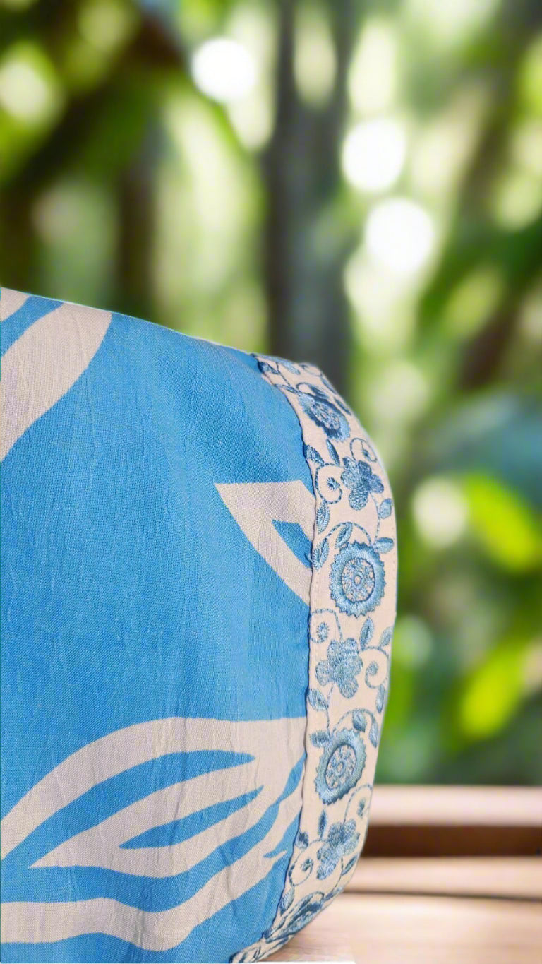 ऑफ-व्हाइट आर्किड किस के साथ मैजेंटा पुष्प प्रिंट फ्रिल्ड नाइटी।