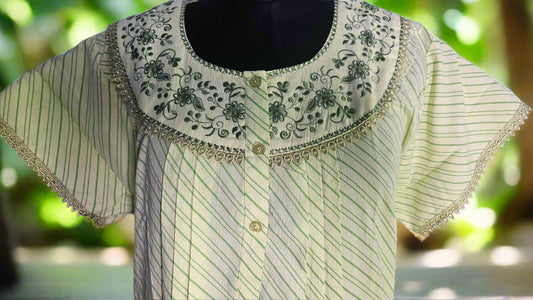 ऑफ-व्हाइट आर्किड किस के साथ मैजेंटा पुष्प प्रिंट फ्रिल्ड नाइटी।