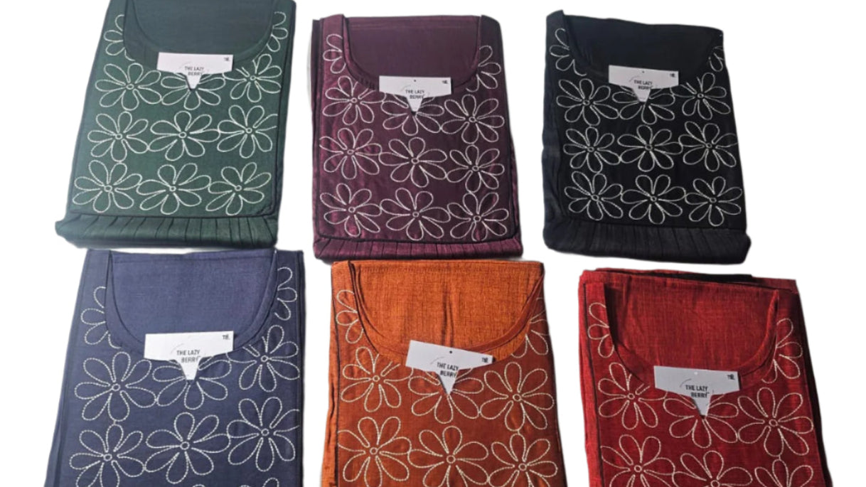 ऑफ-व्हाइट आर्किड किस के साथ मैजेंटा पुष्प प्रिंट फ्रिल्ड नाइटी।