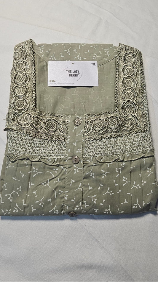 ऑफ-व्हाइट आर्किड किस के साथ मैजेंटा पुष्प प्रिंट फ्रिल्ड नाइटी।