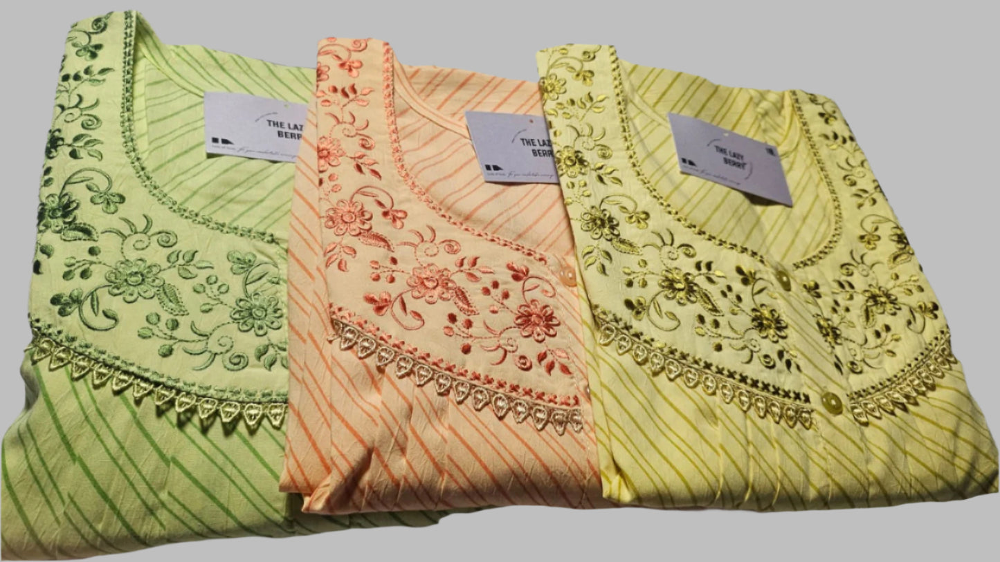 ऑफ-व्हाइट आर्किड किस के साथ मैजेंटा पुष्प प्रिंट फ्रिल्ड नाइटी।