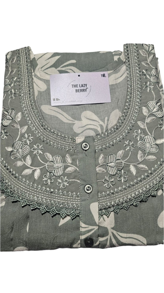 ऑफ-व्हाइट आर्किड किस के साथ मैजेंटा पुष्प प्रिंट फ्रिल्ड नाइटी।