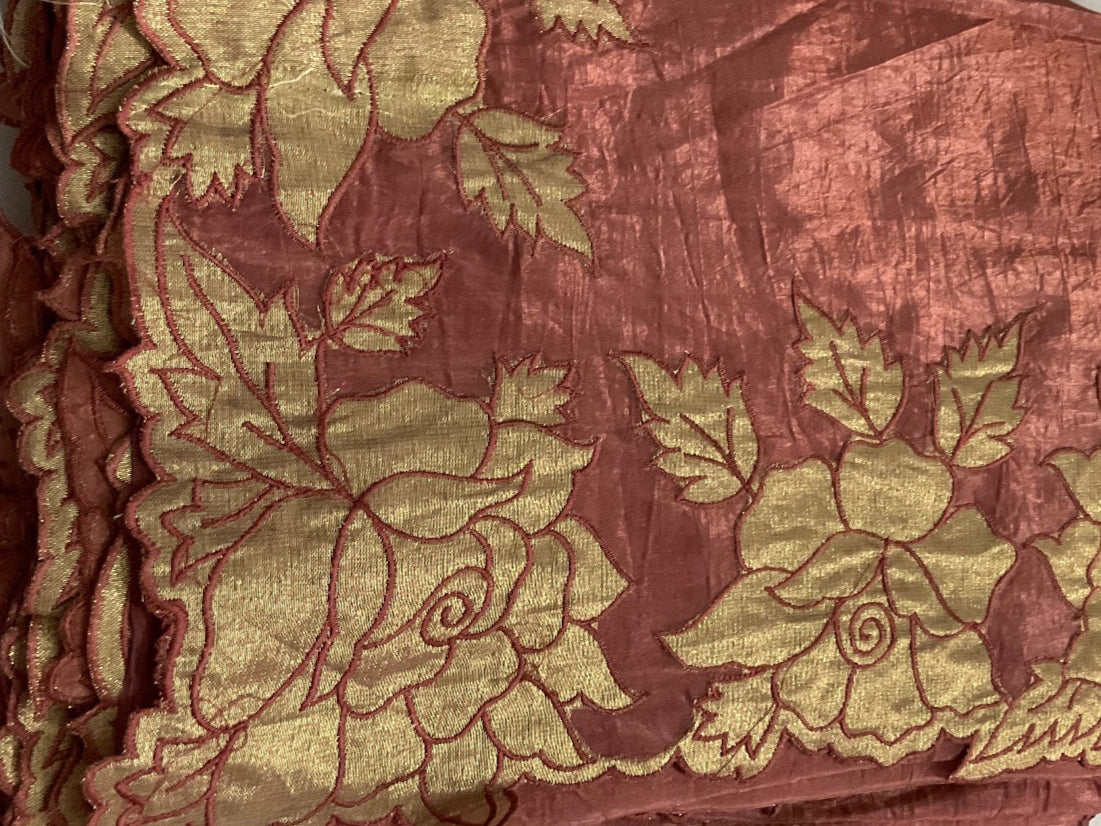 ऑफ-व्हाइट आर्किड किस के साथ मैजेंटा पुष्प प्रिंट फ्रिल्ड नाइटी।