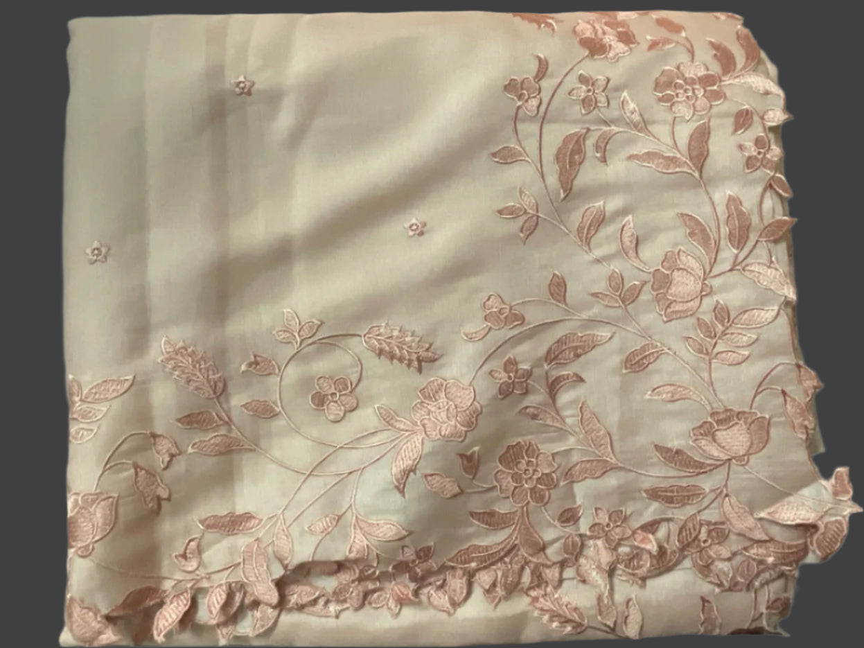 ऑफ-व्हाइट आर्किड किस के साथ मैजेंटा पुष्प प्रिंट फ्रिल्ड नाइटी।