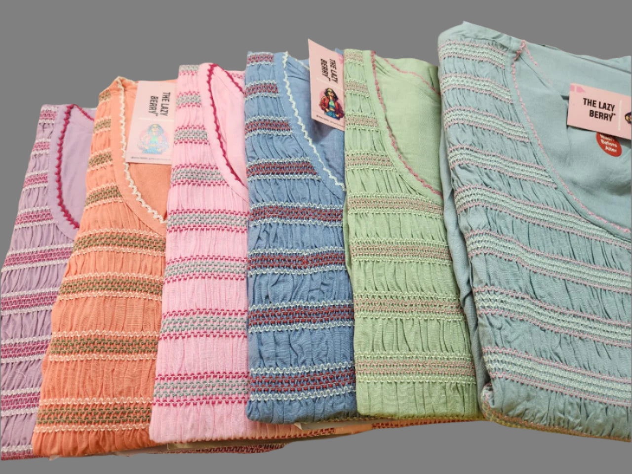 ऑफ-व्हाइट आर्किड किस के साथ मैजेंटा पुष्प प्रिंट फ्रिल्ड नाइटी।