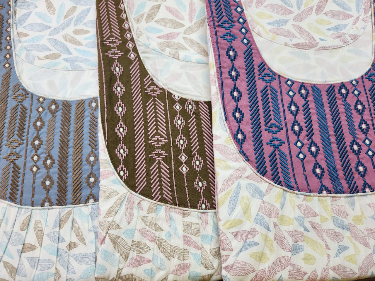 ऑफ-व्हाइट आर्किड किस के साथ मैजेंटा पुष्प प्रिंट फ्रिल्ड नाइटी।