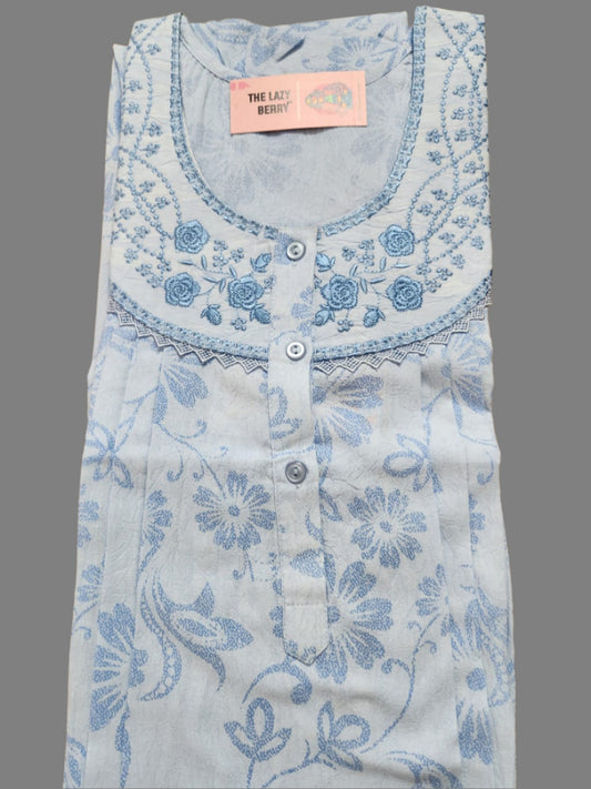 ऑफ-व्हाइट आर्किड किस के साथ मैजेंटा पुष्प प्रिंट फ्रिल्ड नाइटी।