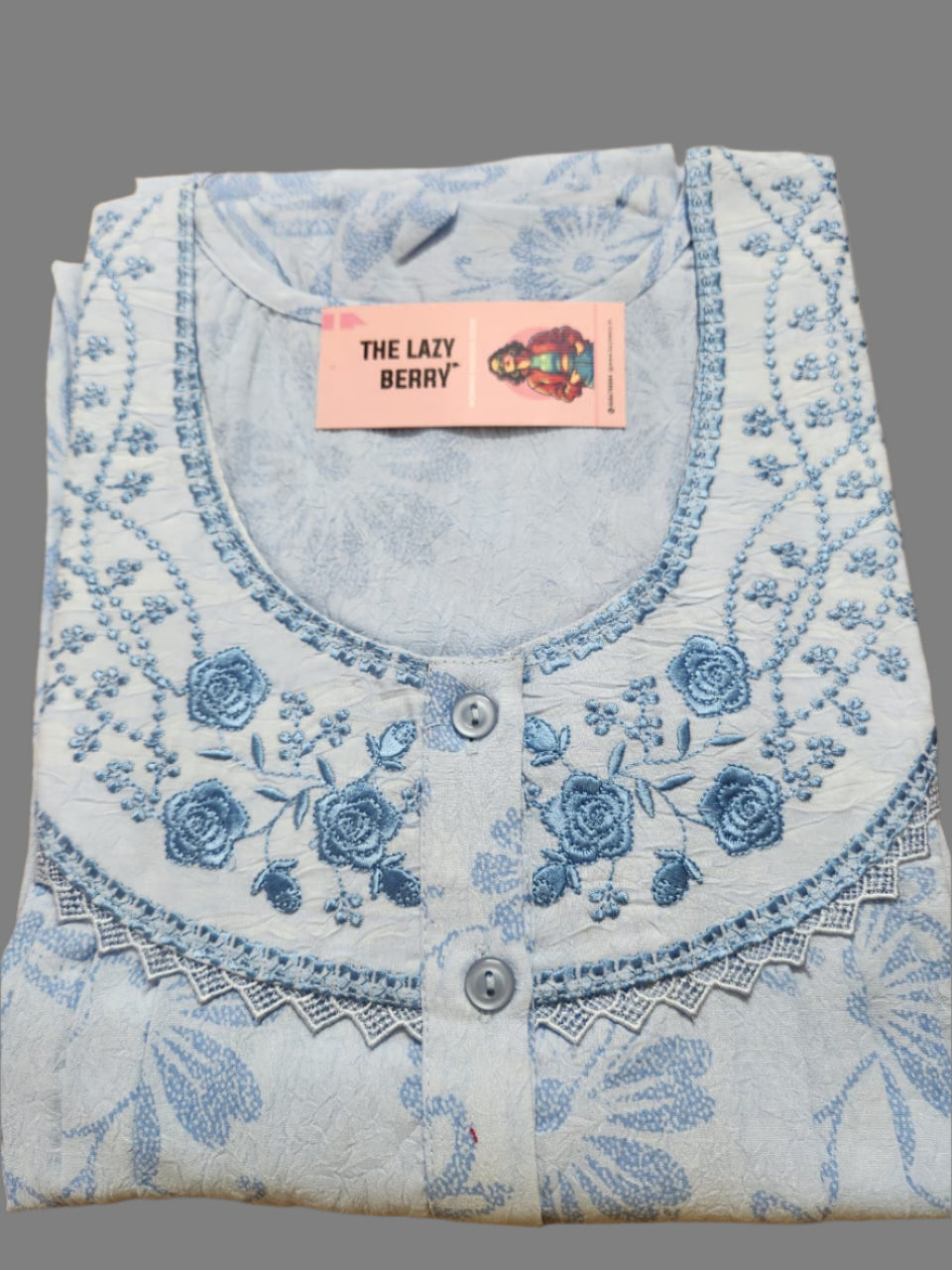 ऑफ-व्हाइट आर्किड किस के साथ मैजेंटा पुष्प प्रिंट फ्रिल्ड नाइटी।