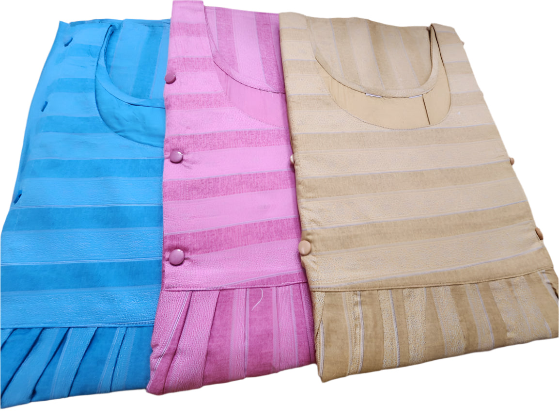 ऑफ-व्हाइट आर्किड किस के साथ मैजेंटा पुष्प प्रिंट फ्रिल्ड नाइटी।