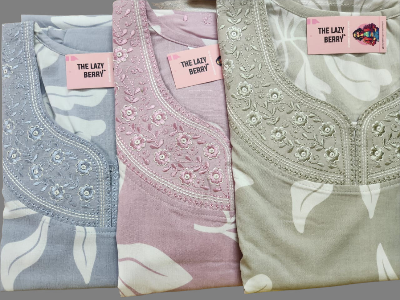 ऑफ-व्हाइट आर्किड किस के साथ मैजेंटा पुष्प प्रिंट फ्रिल्ड नाइटी।