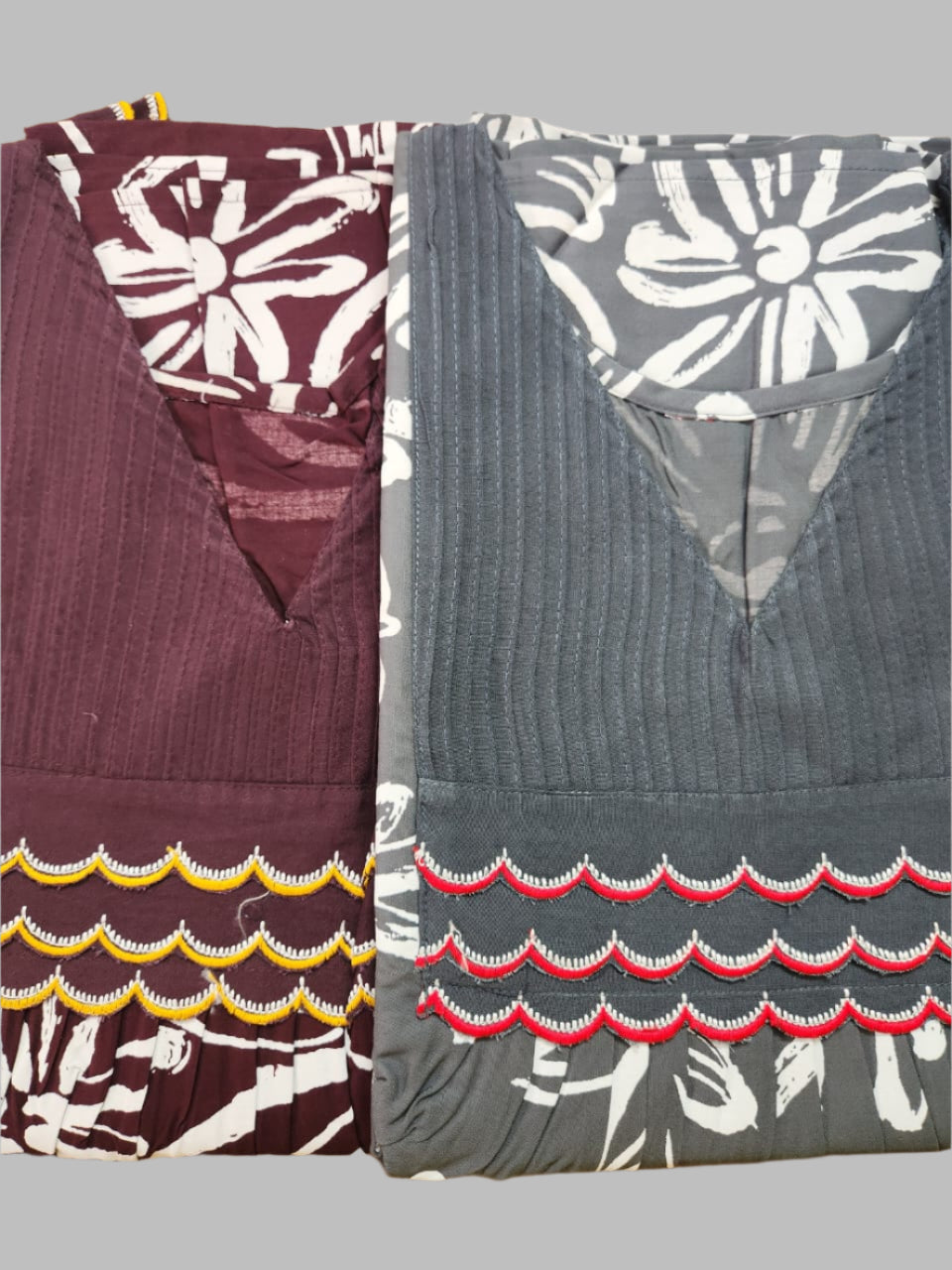 ऑफ-व्हाइट आर्किड किस के साथ मैजेंटा पुष्प प्रिंट फ्रिल्ड नाइटी।