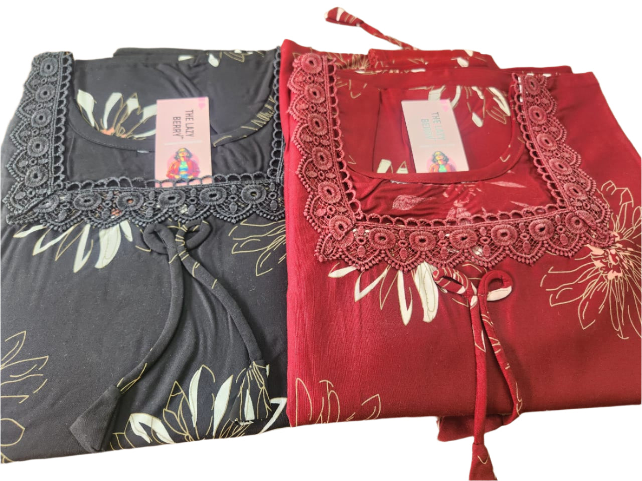 ऑफ-व्हाइट आर्किड किस के साथ मैजेंटा पुष्प प्रिंट फ्रिल्ड नाइटी।