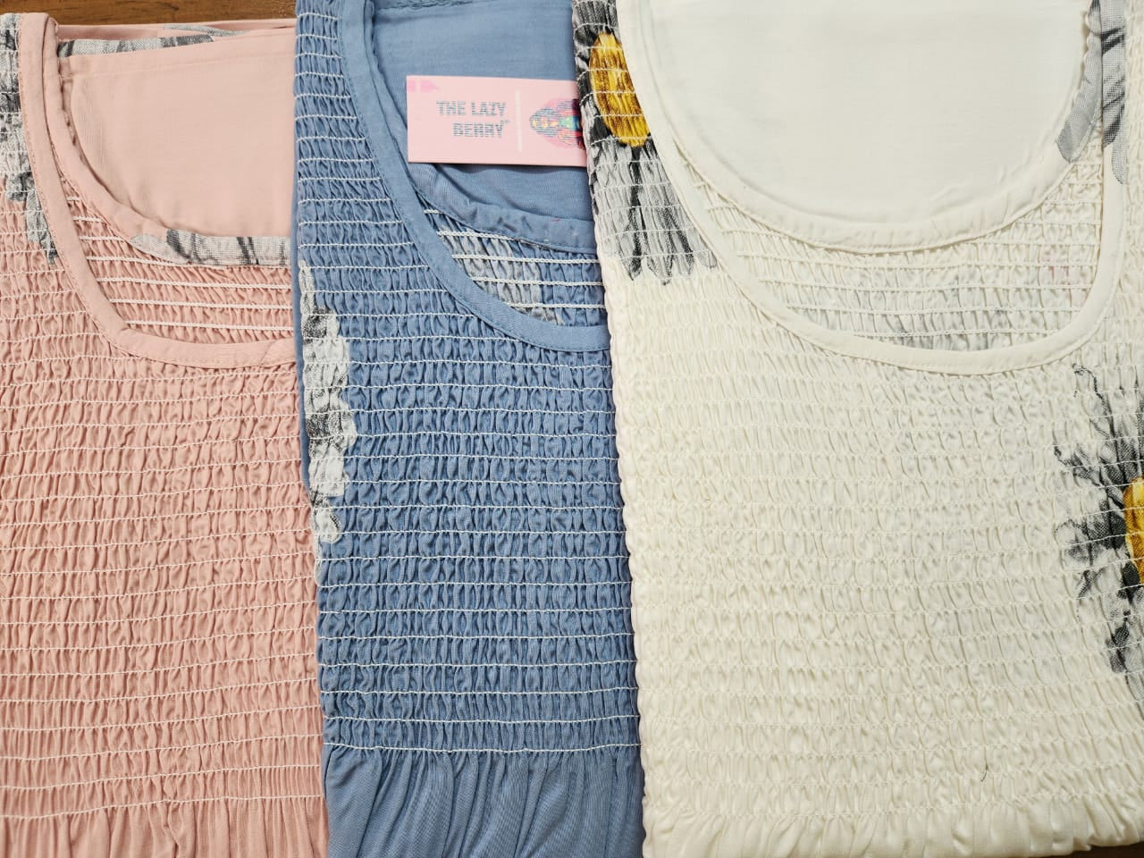 ऑफ-व्हाइट आर्किड किस के साथ मैजेंटा पुष्प प्रिंट फ्रिल्ड नाइटी।