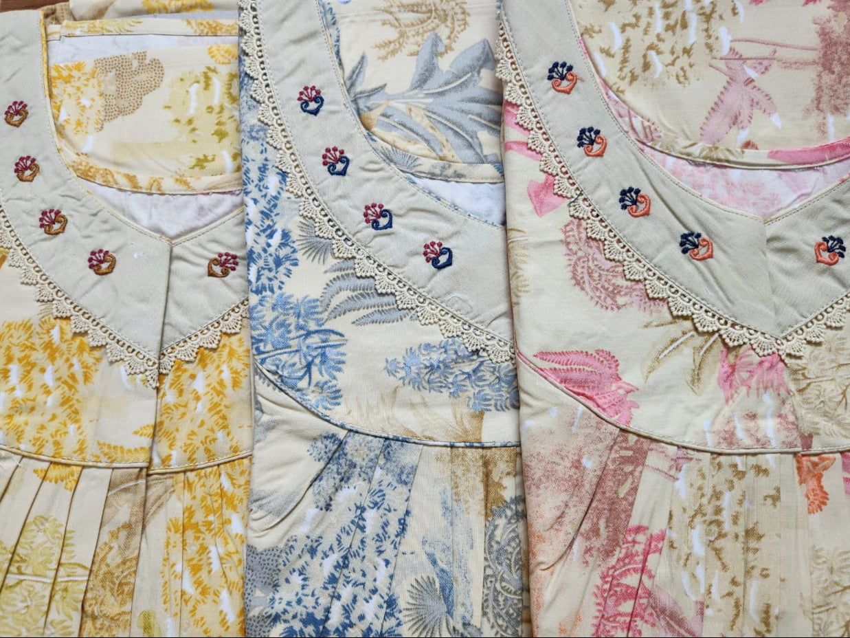 ऑफ-व्हाइट आर्किड किस के साथ मैजेंटा पुष्प प्रिंट फ्रिल्ड नाइटी।